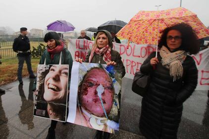 Strage di Viareggio, il corteo dei familiari delle vittime fuori dal tribunale 2