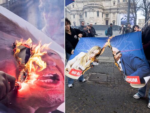Carc, pro Pal e sinistra estrema bruciano in piazza foto di Meloni e Nordio. Il ministro: "Non mi intimoriscono"