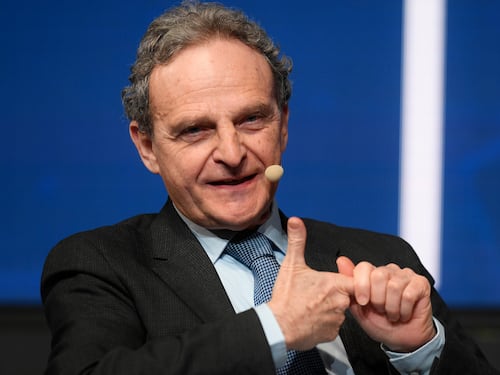 "Francesi esausti, nauseati dai politici. Che assist all'Italia"