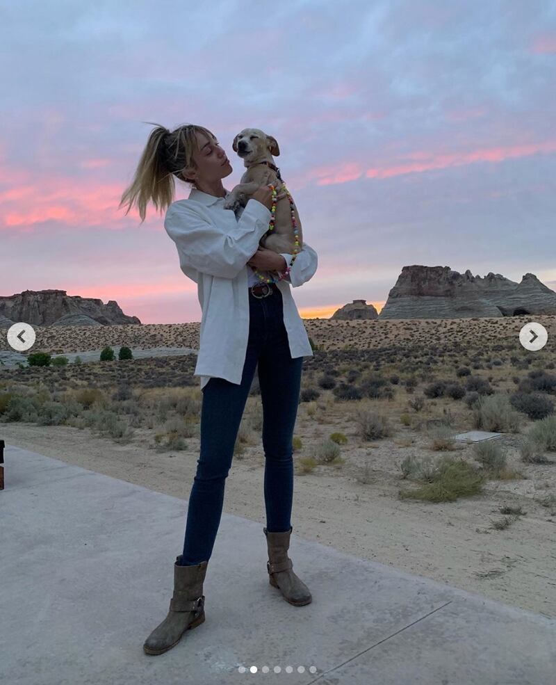 Miley Cyrus, il viaggio nel deserto: foto 12