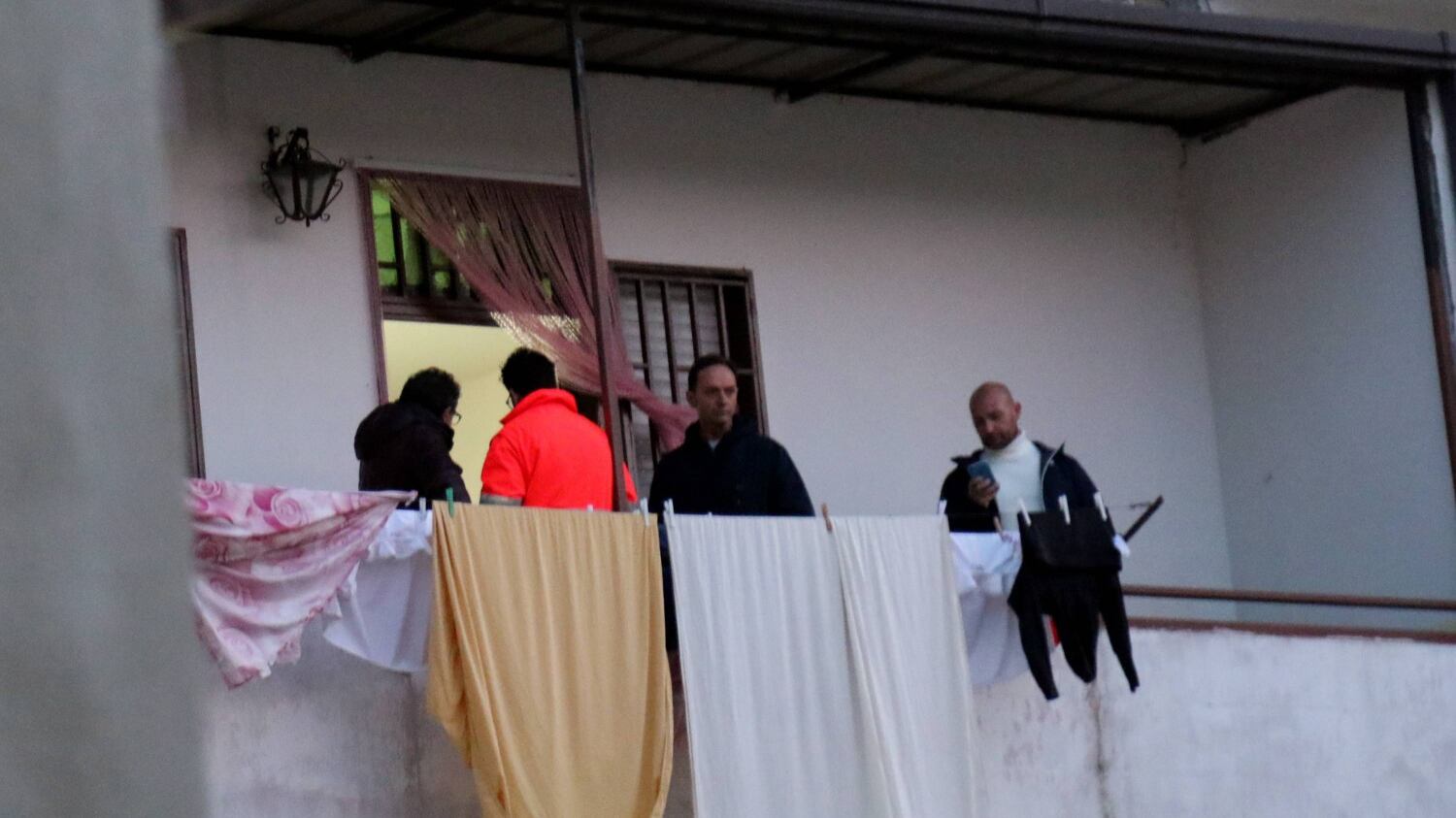 Napoli, la bimba ferita: "Ci ha picchiato con la scopa"