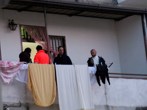 Napoli, la bimba ferita: "Ci ha picchiato con la scopa"