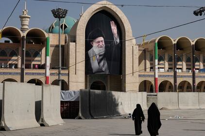 Iniziati i funerali di Khamenei: le immagini da Teheran 2