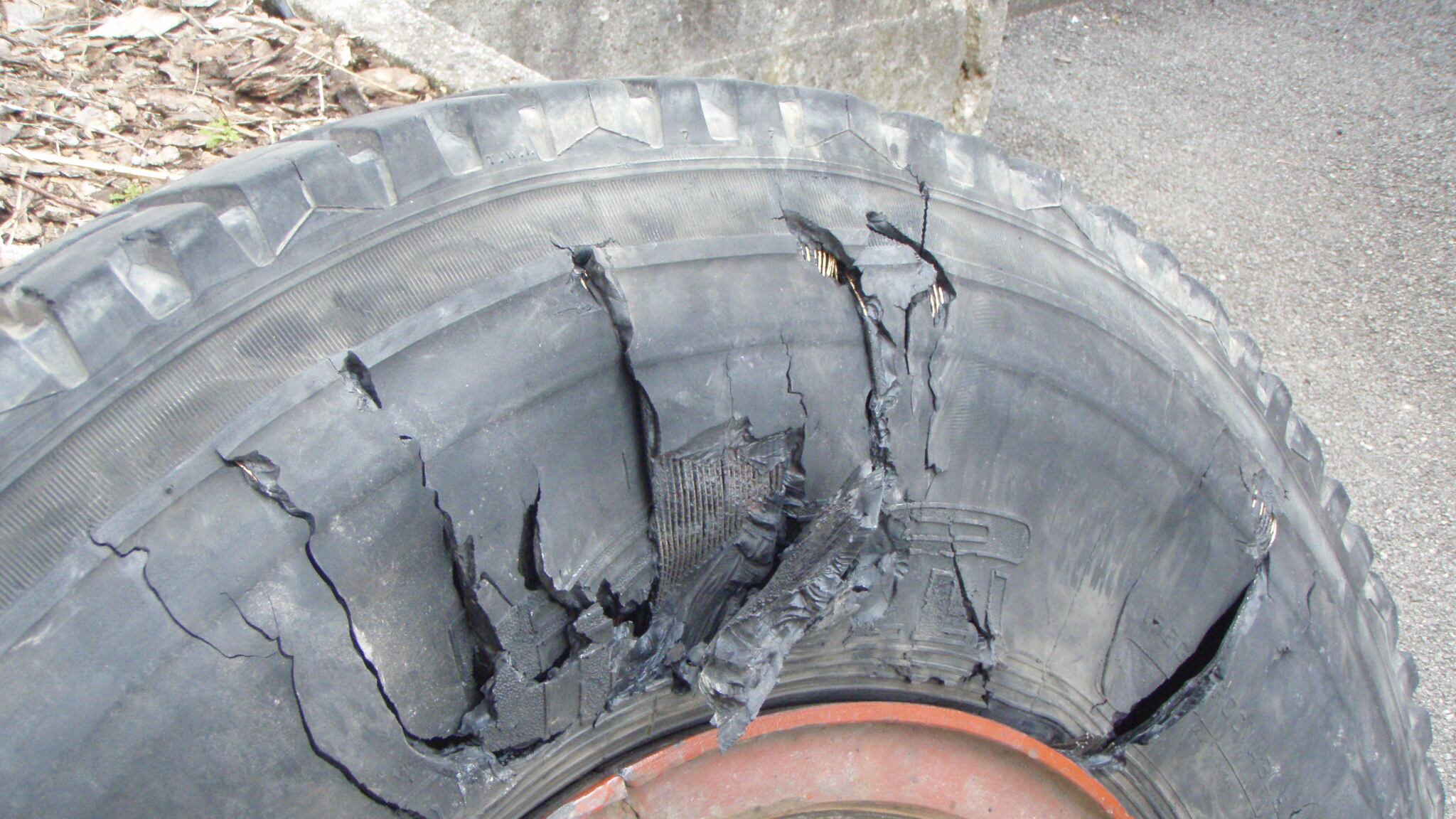 Gomme del 1997 per i camion dei pompieri: "A rischio la vita"