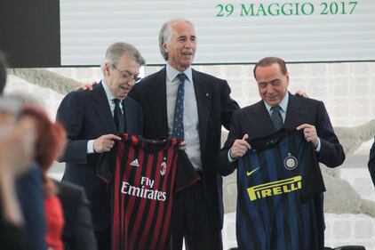 Berlusconi e Moratti premiati da Maroni 1