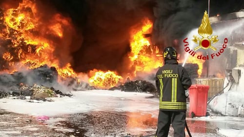 Pomezia, maxi incendio in deposito di plastica: popolazione evacuata 4