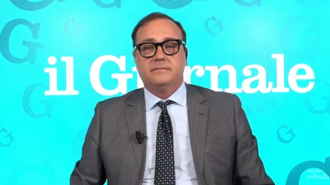 “Tornate sulla Terra…”. Il consiglio del direttore Cerno alla sinistra che propone i corsi per i taser Lgbtq e si indigna per uno striscione
