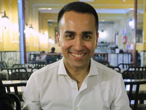Di Maio si fa una foto con la pizza "Questa Oettinger se la sogna!"