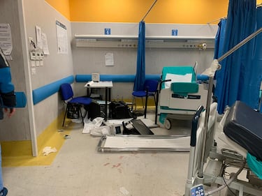 Pronto soccorso devastato dai parenti del 15enne ucciso a Napoli 10