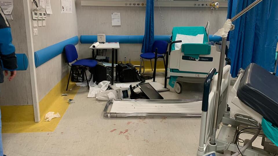 Pronto soccorso devastato mentre moriva una donna