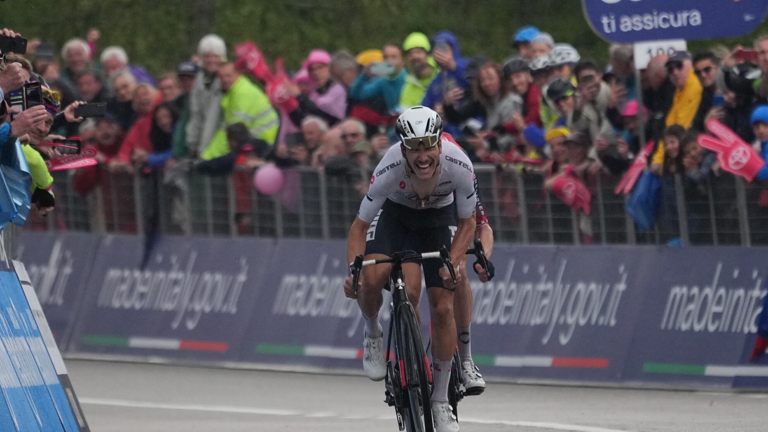 Giro, spettacolo sul Bondone. Crisi Roglic, Thomas in rosa, vince Almeida