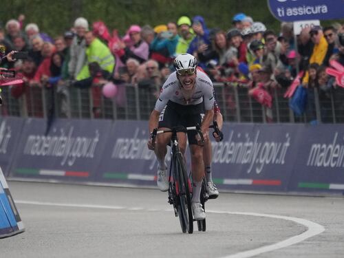 Giro, spettacolo sul Bondone. Crisi Roglic, Thomas in rosa, vince Almeida