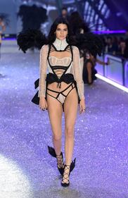 Kendall Jenner lato b per Love Magazine 11