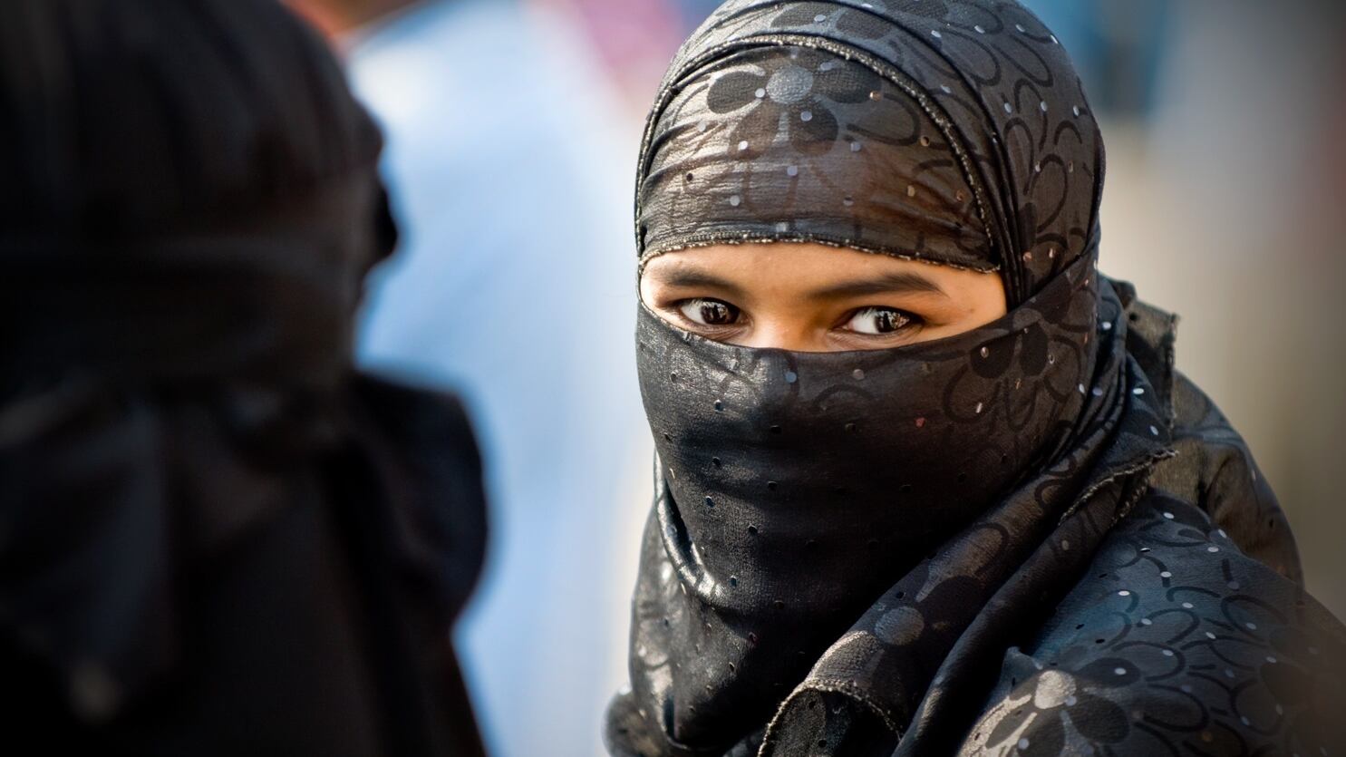 Polemiche in Pakistan: funzionario compra con soldi pubblici dei burqa alle studentesse