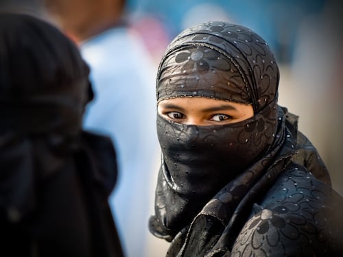 Polemiche in Pakistan: funzionario compra con soldi pubblici dei burqa alle studentesse