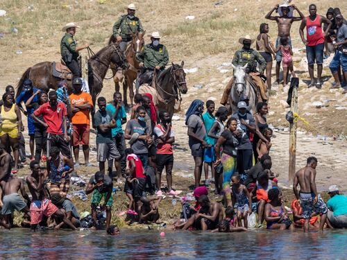Texas, migranti inseguiti con le fruste. I Dem: "Stop alle odiose espulsioni"
