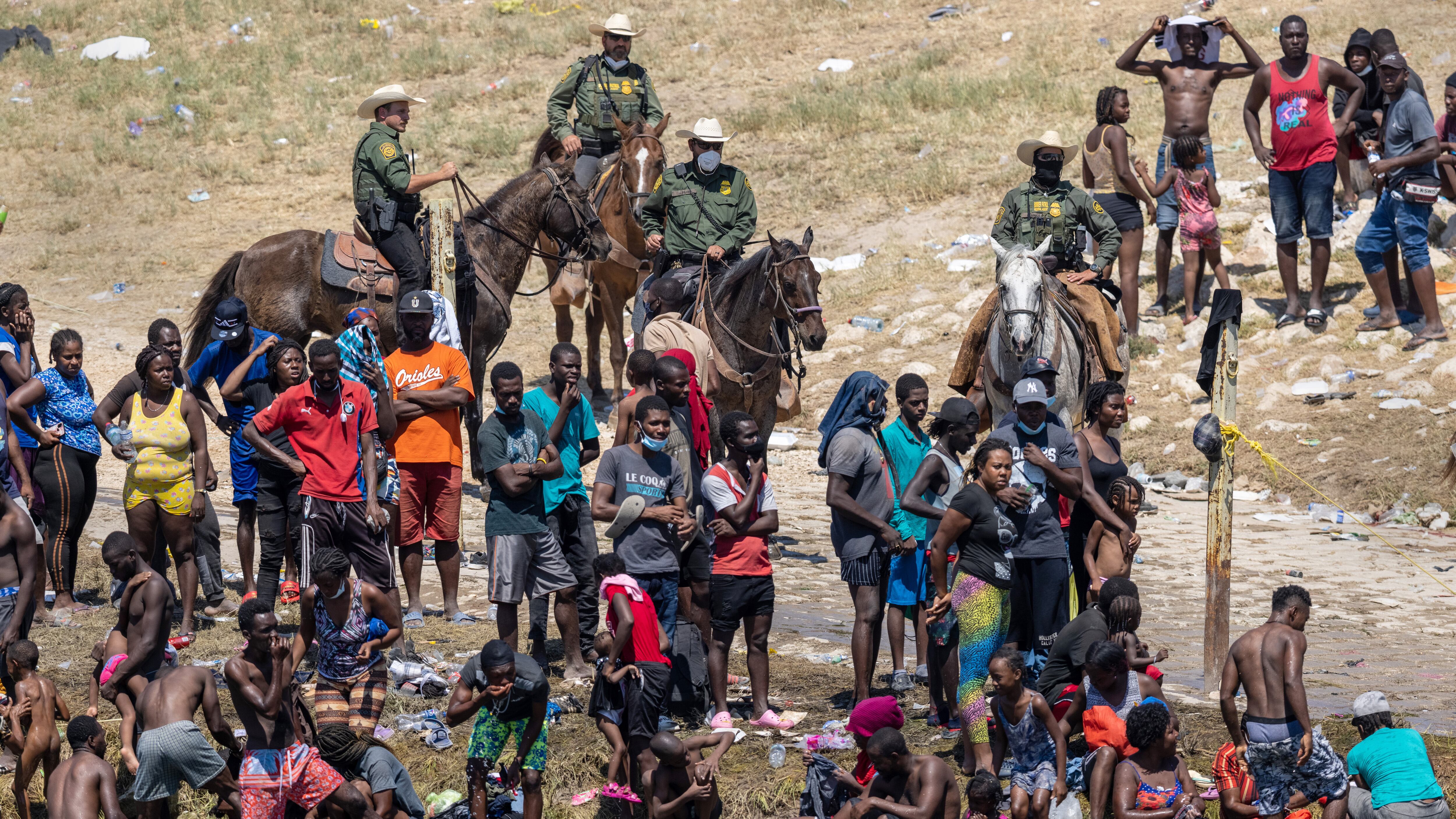 Texas, migranti inseguiti con le fruste. I Dem: "Stop alle odiose espulsioni"