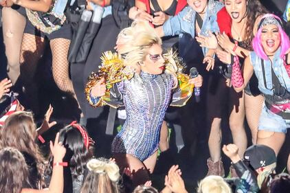 Lady Gaga sexy e glitterata al Super Bowl 2