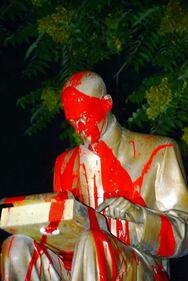 Le immagini dello sfregio alla statua di Montanelli 2