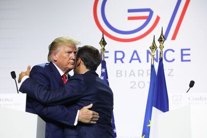 A Biarritz stretta di mano tra Macron e Trumo  5