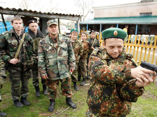 Russia, ecco la scuola per bambini-soldato
