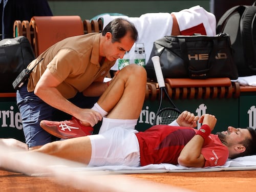 Djokovic operato al menisco: salta Wimbledon, nel mirino le Olimpiadi