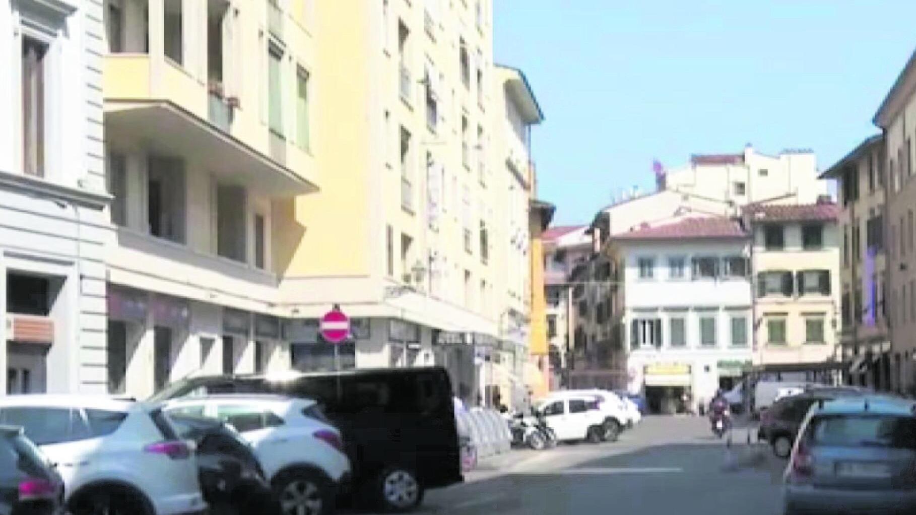 Aggredito da una clochard nell'androne: anziano in coma