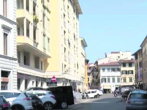 Aggredito da una clochard nell'androne: anziano in coma