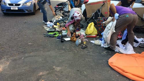Venditori di "monnezza" a Napoli: Polizia li sgombera, ma tornano dopo 10 minuti 4