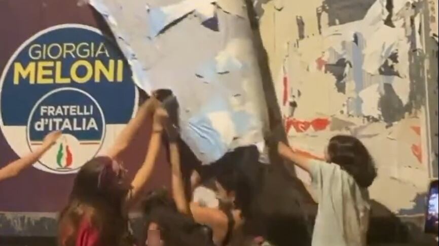 Un altro sfregio alla Meloni: strappato il manifesto dalle femministe