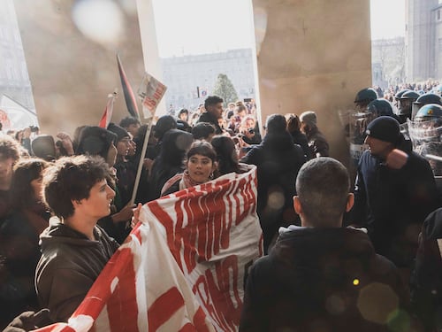 "È inaccettabile essere sfruttati per tornaconti politici". Le forze dell'ordine scendono in piazza