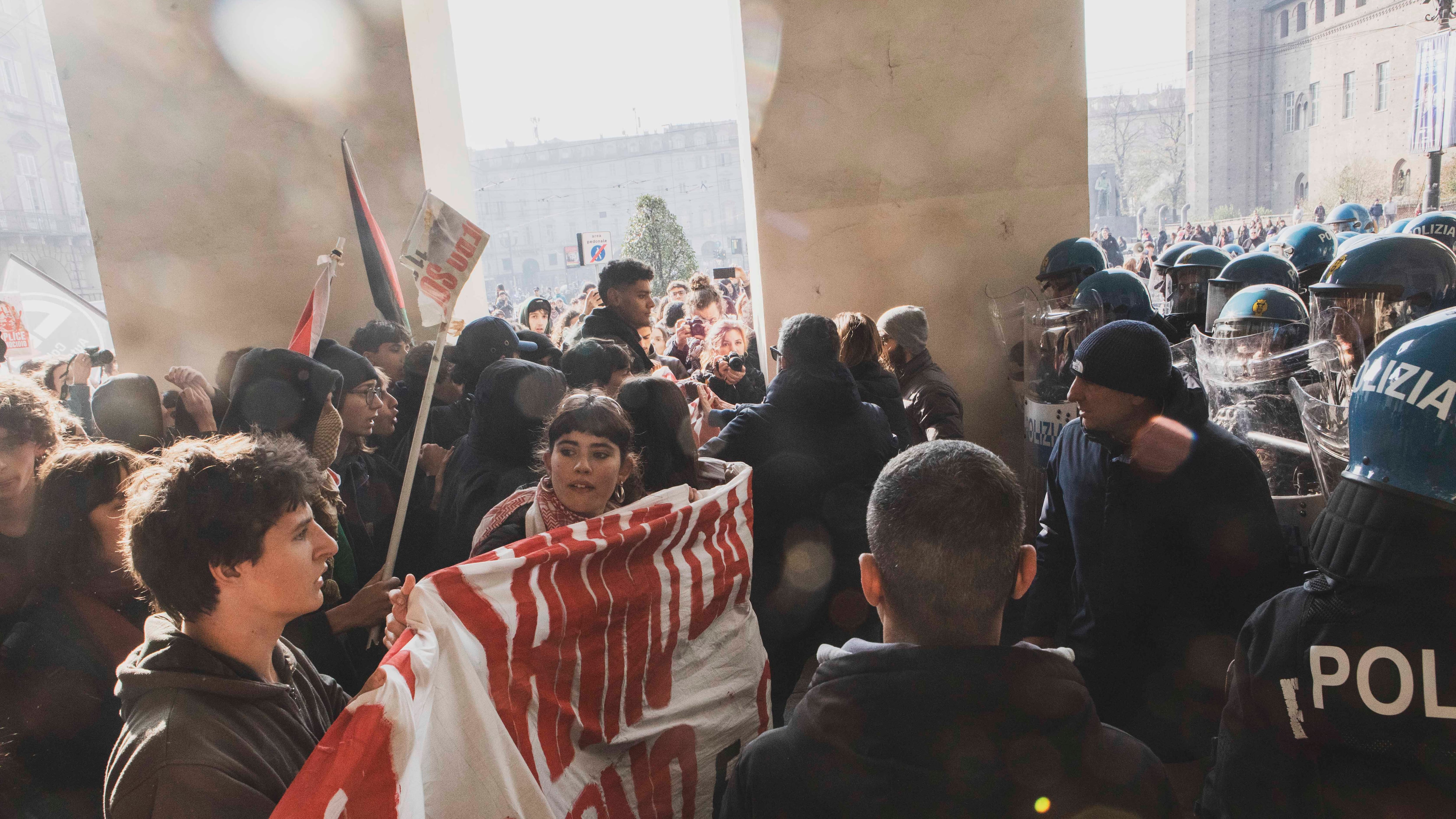 "È inaccettabile essere sfruttati per tornaconti politici". Le forze dell'ordine scendono in piazza