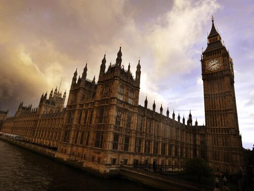 Crolli, gelo, incendi e topi: a Londra dipendenti e politici in fuga dal Parlamento
