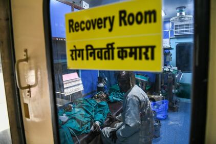 Il "vagone della salute" cura gratis i più poveri dell'India 8