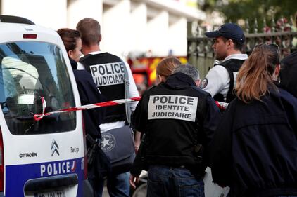 Parigi, auto travolge gruppo militari 16