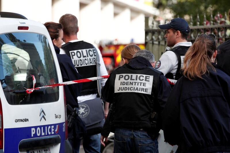 Parigi, auto travolge gruppo militari 16