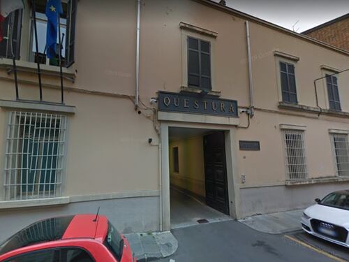 Parma, stranieri aggrediscono minorenni per rapinarli: preso tunisino