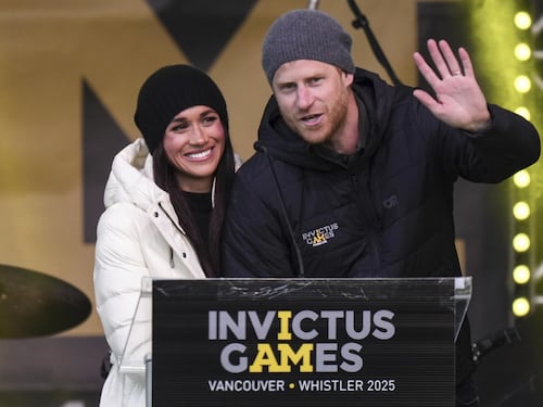 Harry e Meghan nella bufera: snobbano e si prendono gioco delle loro famiglie