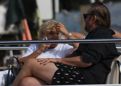 Vacanze in costume Ischia in pieno autunno per Christian De Sica e la moglie 5