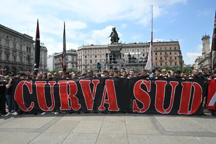 Striscioni e bandiere al funerale di Berlusconi 8