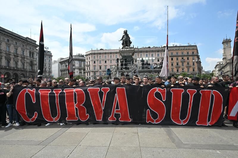 Striscioni e bandiere al funerale di Berlusconi 8