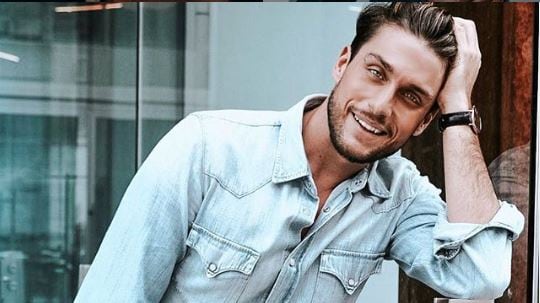 Incidente hot per Andrea Dal Corso: lo specchio mostra il lato B