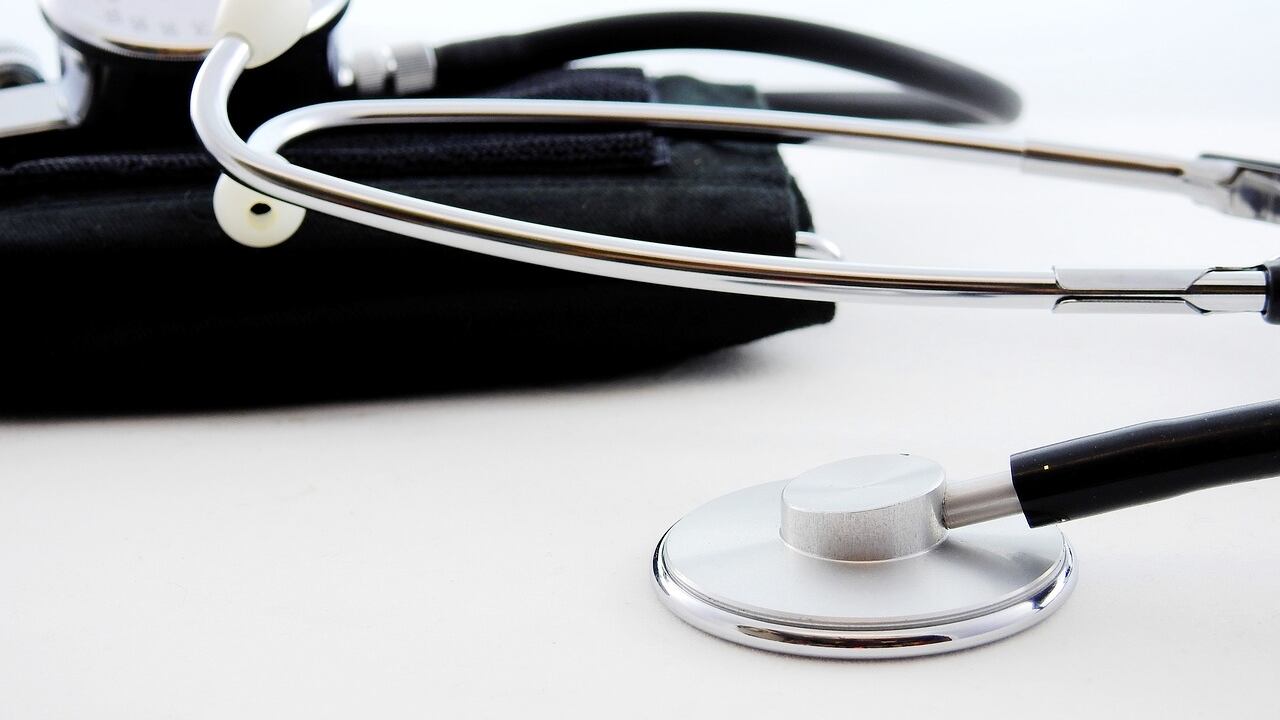 Ronzio nelle orecchie, i trattamenti disponibili e quando è il momento di rivolgersi al medico