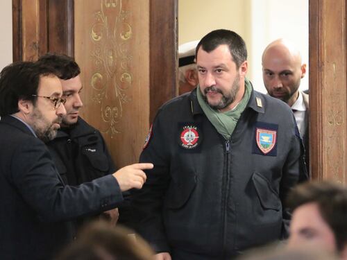 Salvini zittisce i sindaci pro migranti "Sono gli italiani a pagarvi lo stipendio"