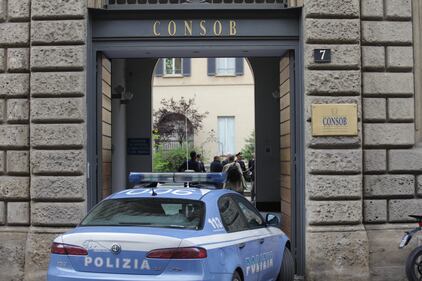 Evacuata la sede Consob di Milano 4