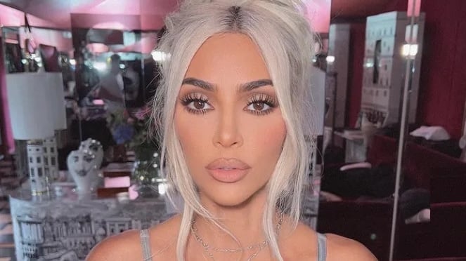 L'abito di Marilyn, il fondoschiena, la toppa: il video "incastra" Kim Kardashian