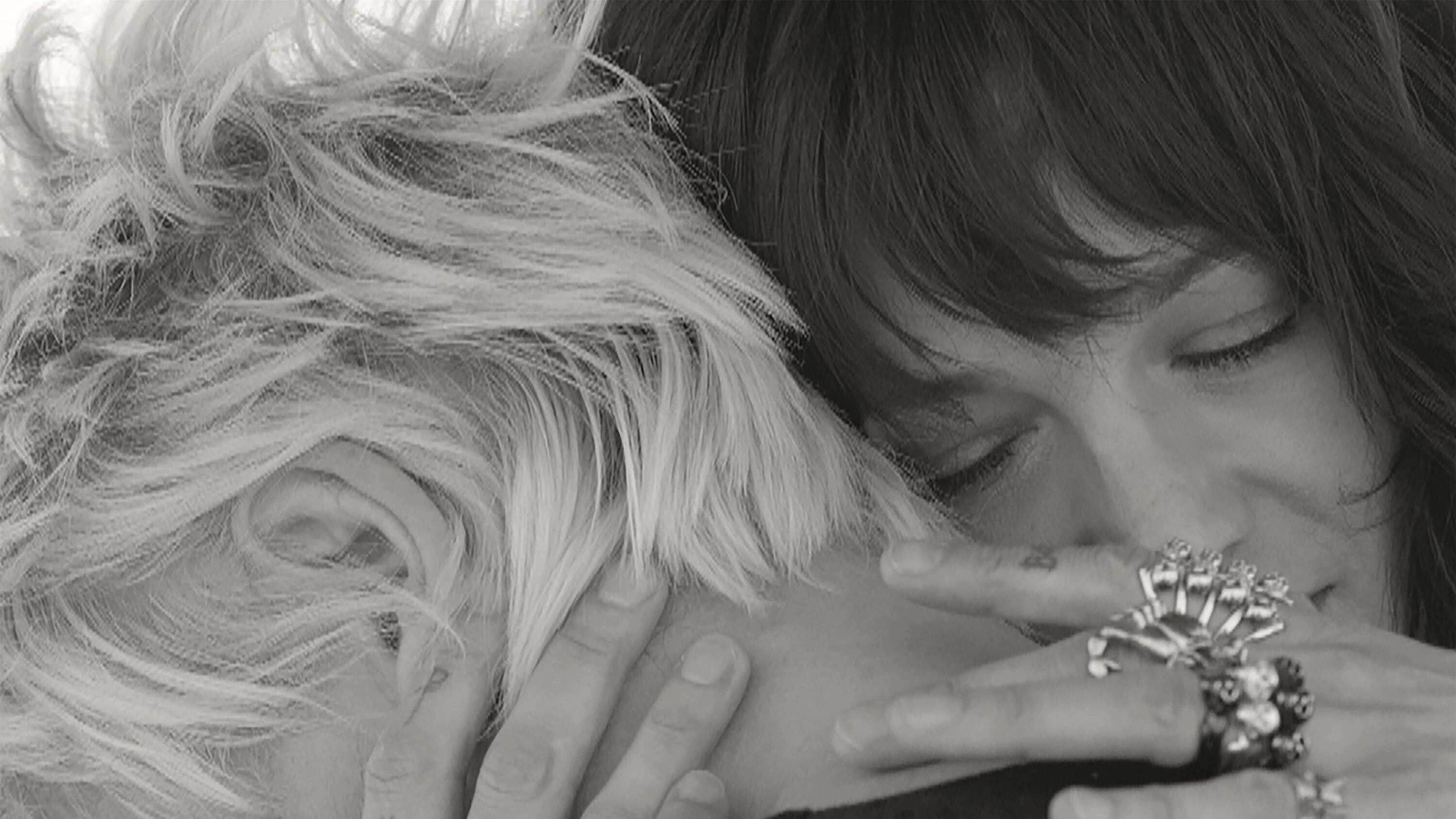 Asia Argento dopo gli scandali canta "Gloria"