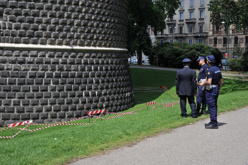 Crollano frammenti della torre: paura al Castello Sforzesco 2