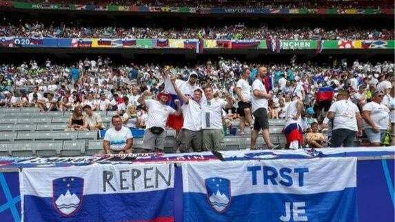Choc a Euro 2024, bandiera dei tifosi sloveni con il motto di Tito: "Trieste è nostra"
