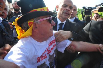 All'arrivo di Berlusconi parte la contestazione 3